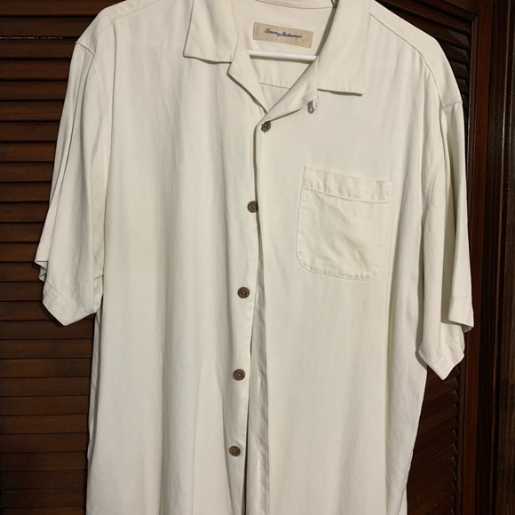 Two men’s Large Tommy Bahama casual button up - Picture 1 of 3
